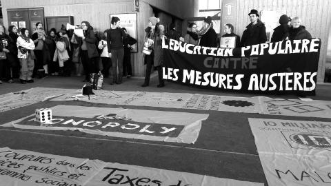 Un jeu de Monopoly géant dans le hall du Complexe G