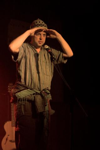 Bernard Grondin en action lors d’un spectacle bénéfice pour le Comité populaire Saint-Jean-Baptiste, le 22 mai 2008. (Cyndi Labonté / Archives L’Infobourg)