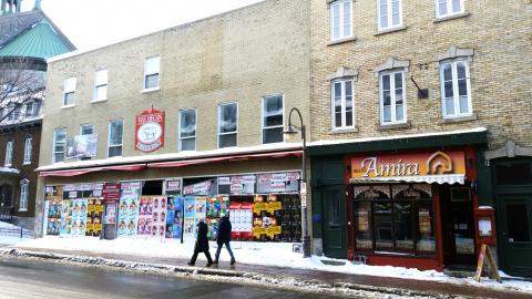 La facade de l’ancienne boucherie Bégin se dégrade à vue d’oeil : l’affichage sauvage fait des ravages, plusieurs vitres sont défoncées et certains pans de la vitrine ne tiennent qu’à un fil.