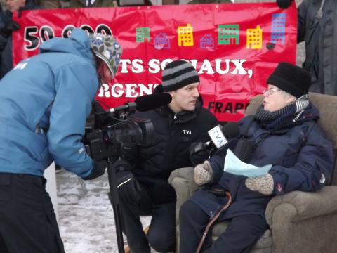 Une centaine de militantes et de militants du FRAPRU provenant de Saguenay, Québec, Trois-Rivières, Sherbrooke et Shawinigan ont déménagé devant le bureau de Couillard à St-Félicien le 21 novembre 2014 pour revendiquer haut et fort le droit au logement. 