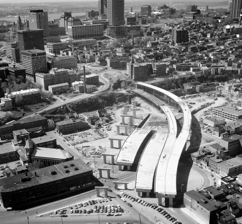 La construction de l’autoroute Dufferin-Montmorency, en 1974, a notamment nécessité la destruction de la moitié de Saint-Roch et a coupé le faubourg Saint-Jean en deux, isolant complètement la place d’Youville. (photo : Archives Ville de Québec)