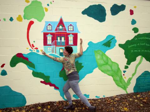 Gaëlle Généreux et la fresque qu’elle a peinte au parc Scott. Photo : Roland Cliche