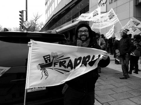 Nicolas et son drapeau rattrapé au pas de course. Crédit photo : Vania Wright-Larin