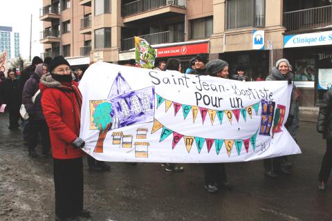 Bannière réalisée par des militantes du Comité populaire pour la Marche mondiale des femmes 2015