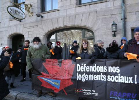 Pour bien faire entendre leur message, 75 locataires et membres du FRAPRU et de groupes alliés ont manifesté devant le Château Frontenac, où se tenait la conférence, casseroles et poêles à frire à la main.