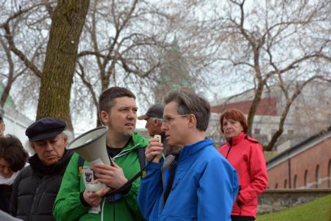 L’historien Jean Provencher, avec la casquette à gauche, aidait Mathieu Houle-Courcelles, du Comité populaire (au centre), et Jean Rousseau, du Comité des citoyens du Vieux-Québec (à droite), qui codirigeaient la marche et l’animaient à tour de rôle. Photo : André Querry