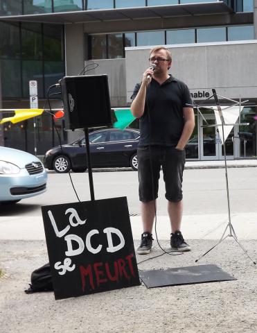 Vania Wright-Larin, coordonnateur du Regroupement d’éducation populaire en action communautaire des régions de Québec et Chaudière-Appalaches (RÉPAC), au rassemblement du 1er juin pour un meilleur financement de la défense collective des droits