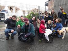 Une équipe de militantes et militants du Comité populaire Saint-Jean-Baptiste installe des banderoles sur la clôture du site de l’ancien garage à jojo dans la côte d’Abraham. 